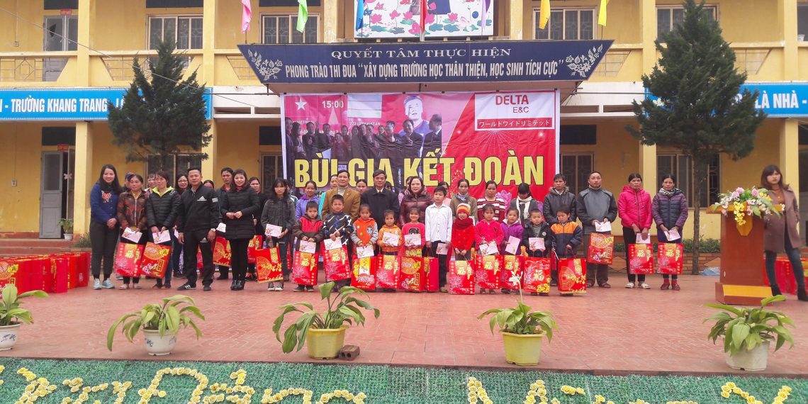 TẶNG QUÀ TẾT BÀ CON HỌ BÙI HUYỆN TÂN LẠC – HÒA BÌNH