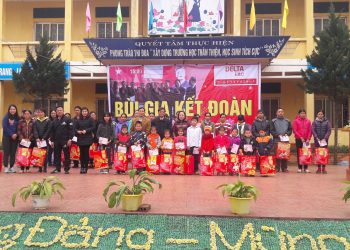 TẶNG QUÀ TẾT BÀ CON HỌ BÙI HUYỆN TÂN LẠC – HÒA BÌNH