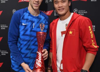 Bùi Tiến Dũng trao giải thưởng hay nhất trận cho Ivan Perisic