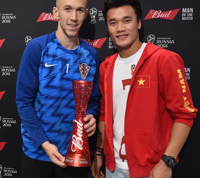 Bùi Tiến Dũng trao giải thưởng hay nhất trận cho Ivan Perisic